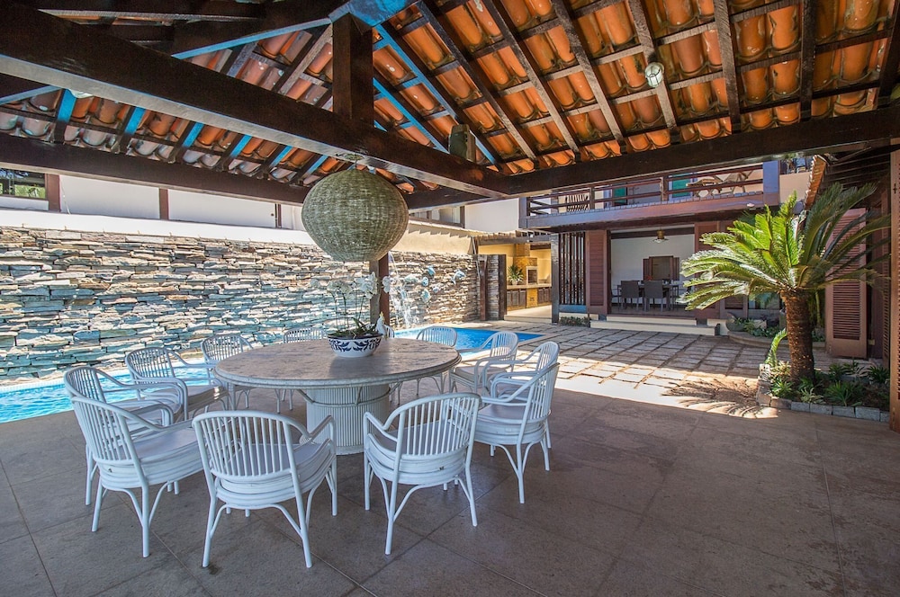 Casa com Cinco Quartos Pé na Areia