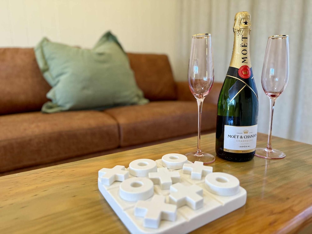 Fletcher Christian Apartments - Manava Suites