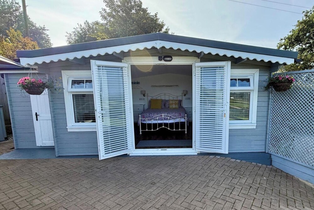 1 Bed Cabin-sleeps 2, Hot Tub, Garden, Pets, Views