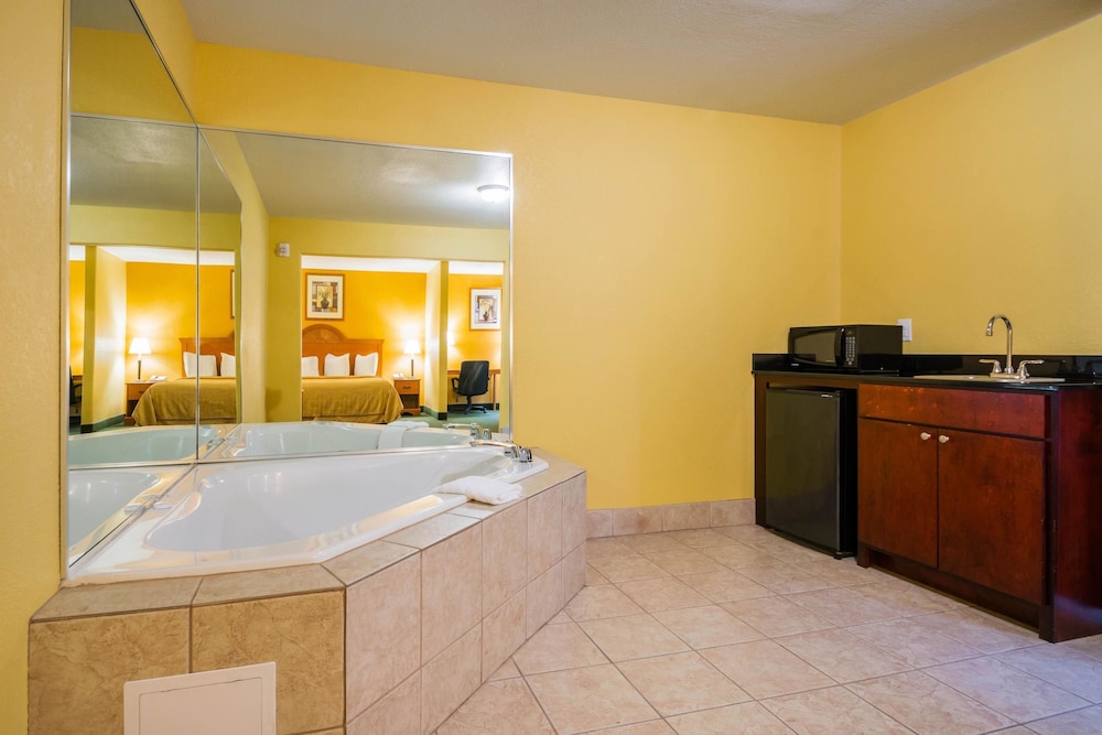 Morgan City Vacations - Quality Inn  Suites Franklin - Property Image 4