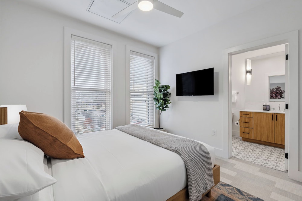 The Continental, powered by Placemakr - Downtown - Market Square