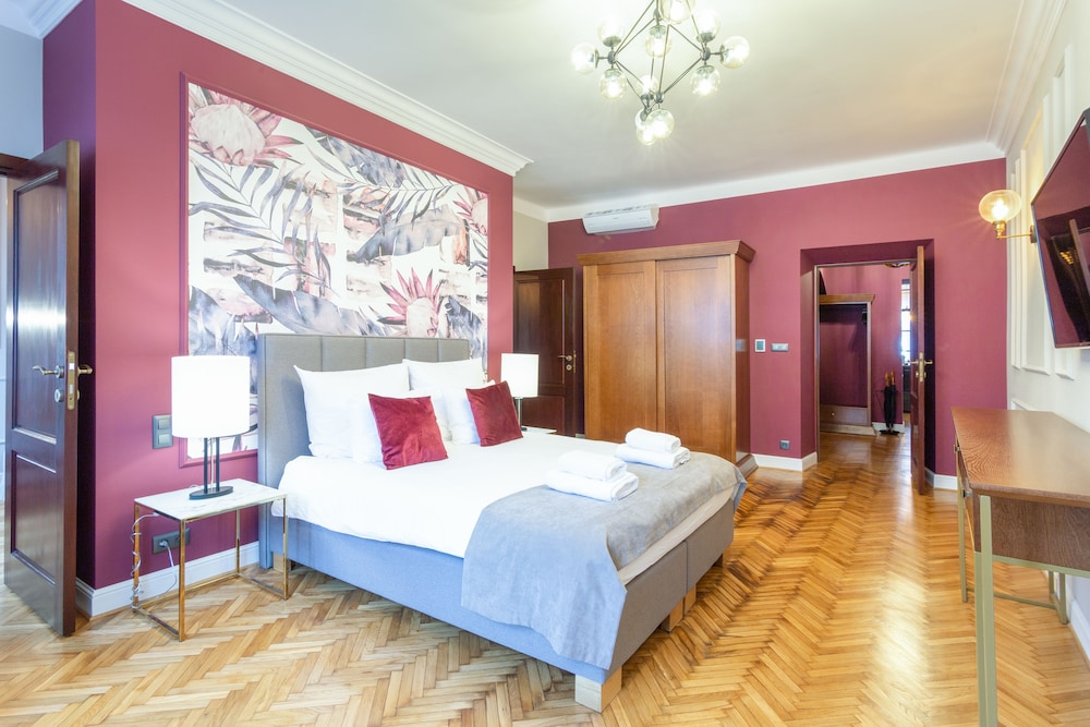 MR 3 Apartments