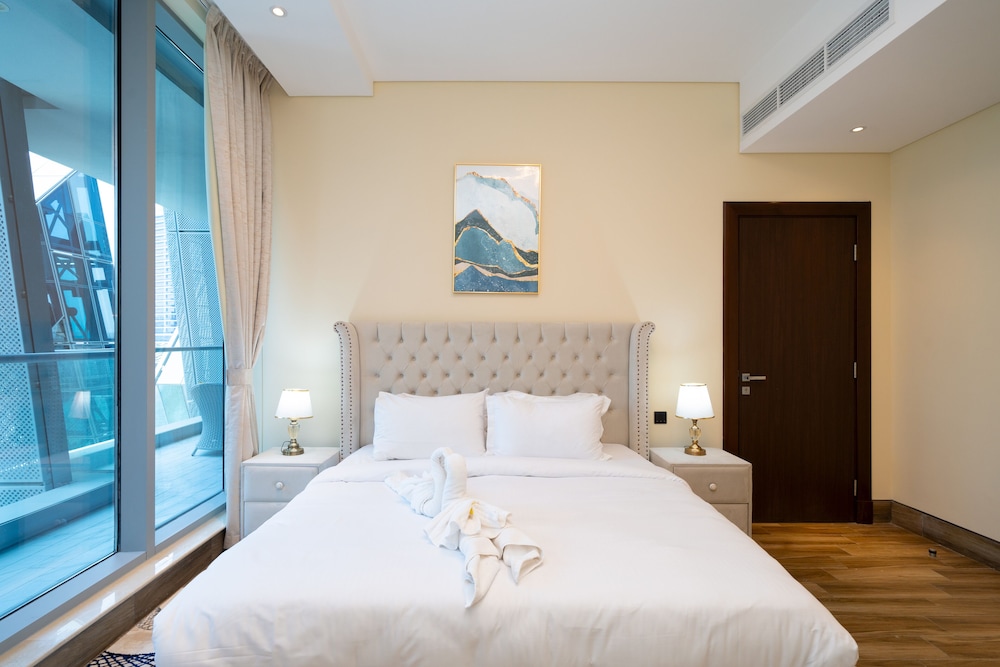 SIMPLY COMFORT Urban Chic Suites in J One Tower City & Canal Views