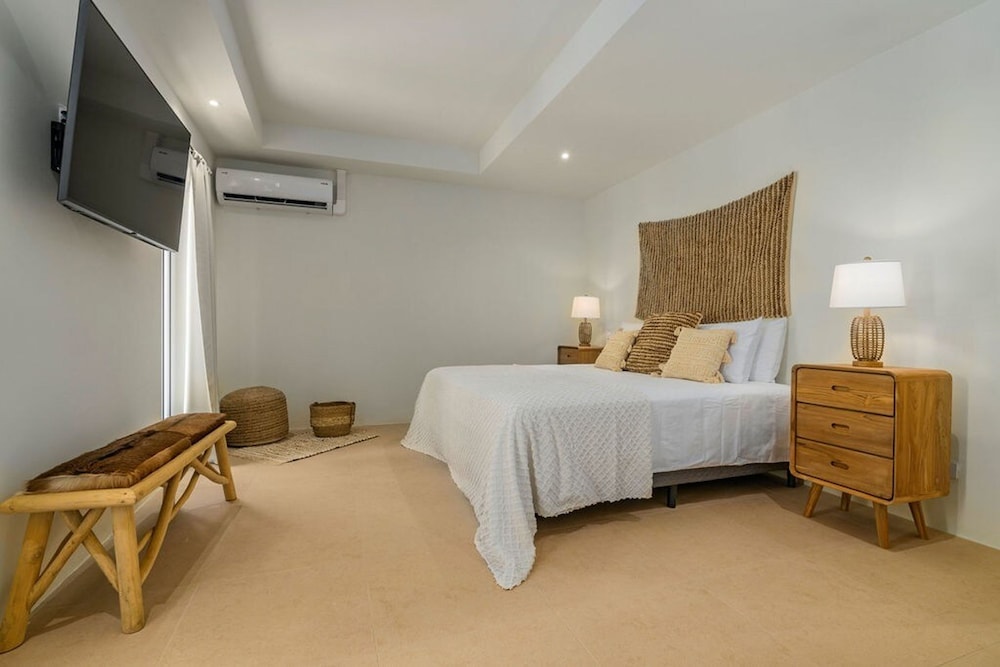 Colonial Modern Villa Sleep 14-pool Palapa Court