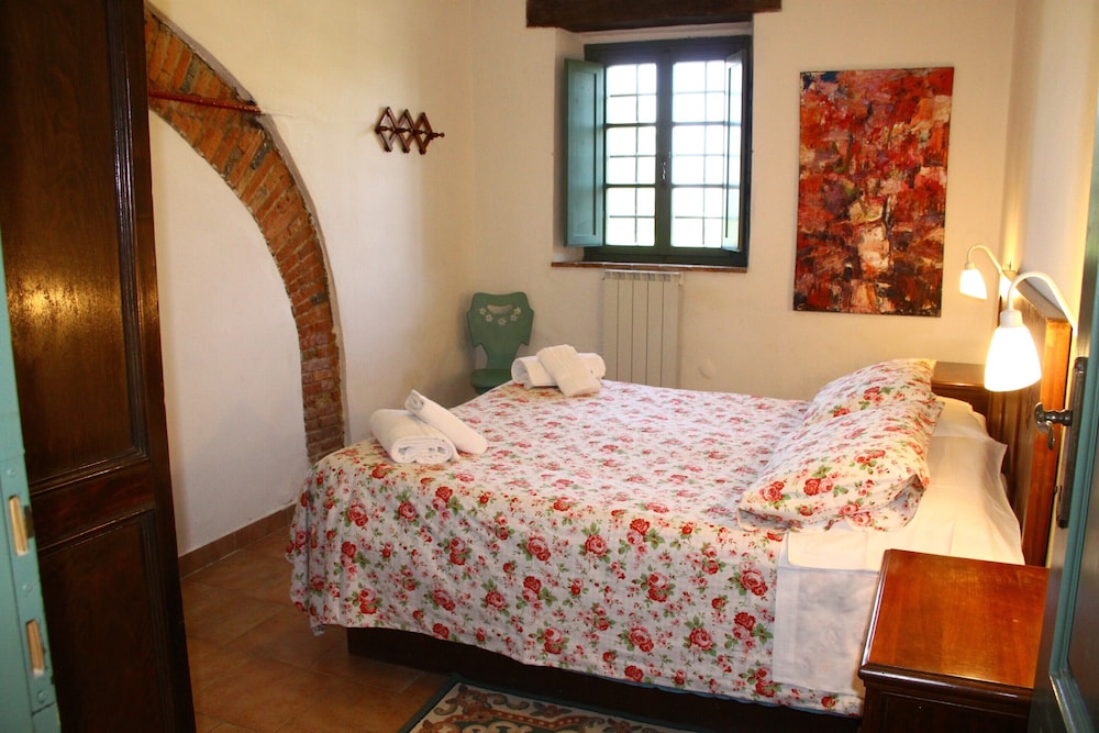 Apartment in Guasticce With Shared Pool