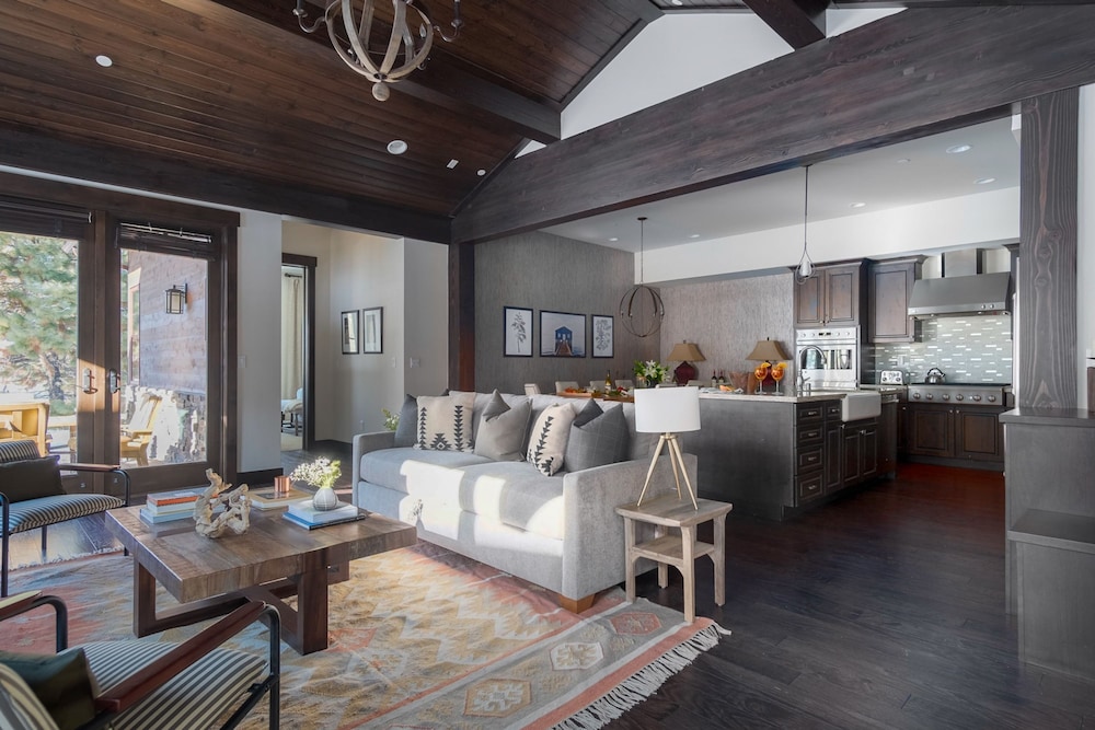 Maple by Avantstay Modern Mountain Home w Cozy Fire Pit 15 Mins frm Northstar