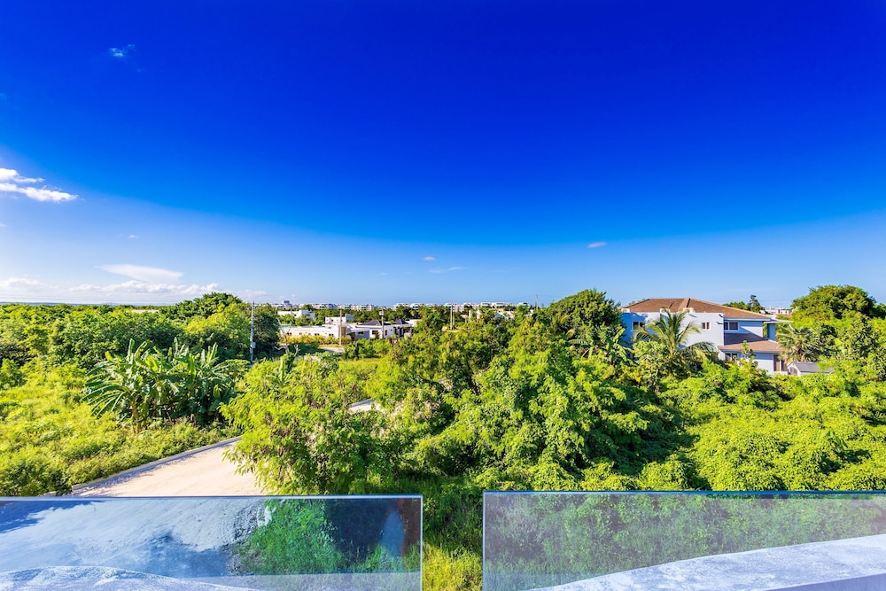 New Modern 2-lvl Punta Cana Villa in Gated Community With Private Pool Rooftop Jacuzzi
