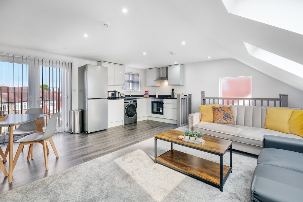 Newly Converted 3 Bed Apt. in Hounslow