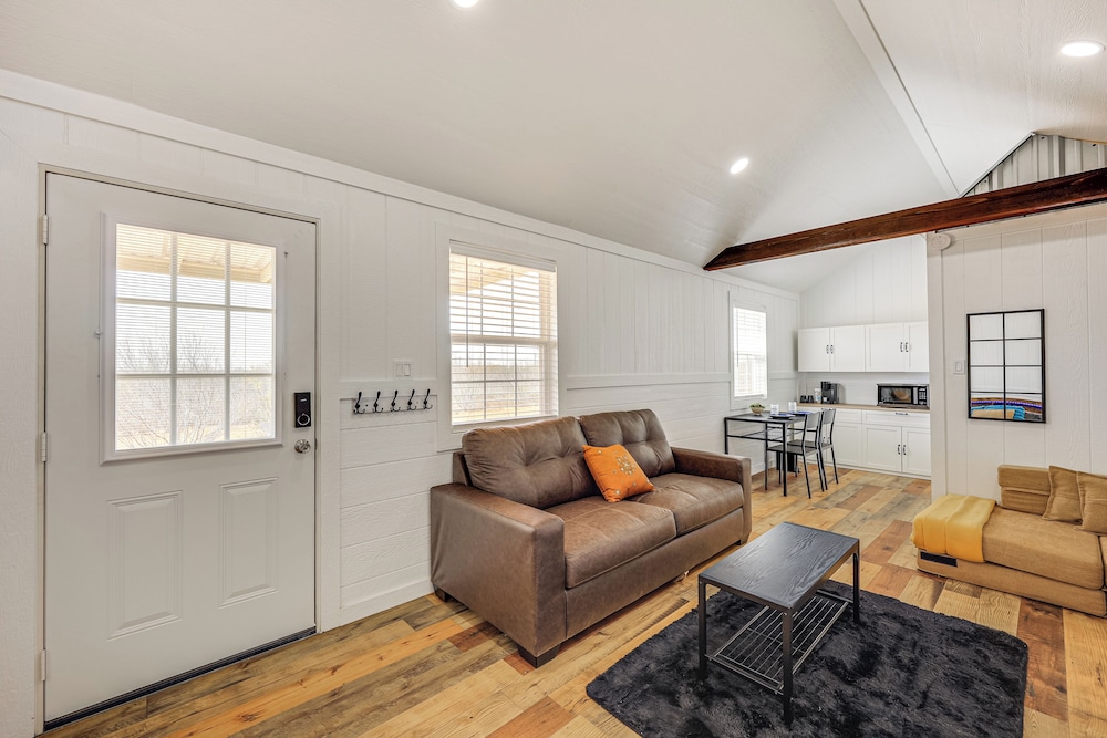 Hike, Hunt & Fish: Pet-friendly Studio in Dilley!
