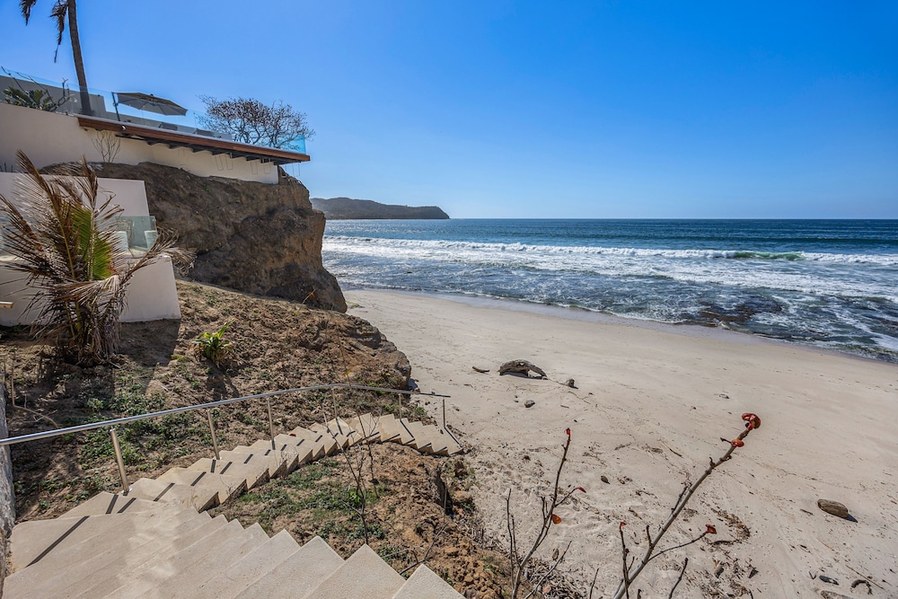 Private Careyeros Oceanfront Living