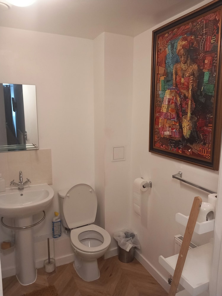 5 Guests - Pet Friendly - Balcony & Free Parking