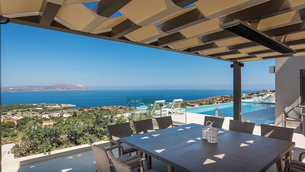 A Sublime Villa in Kokkino Horio