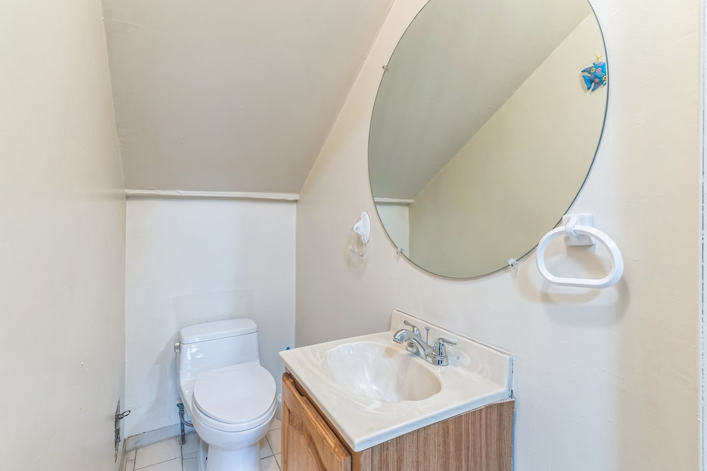 Russell House Near Hollywood & Griffith Park 3 Bedroom Home