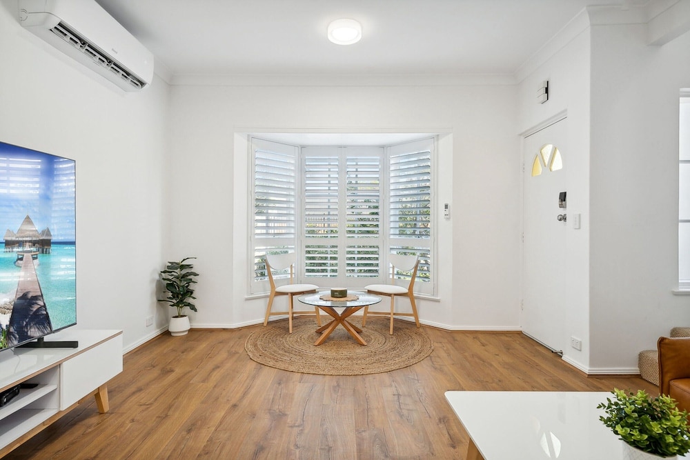 Coastal Luxury: 3-bed Townhouse 150m From Beach