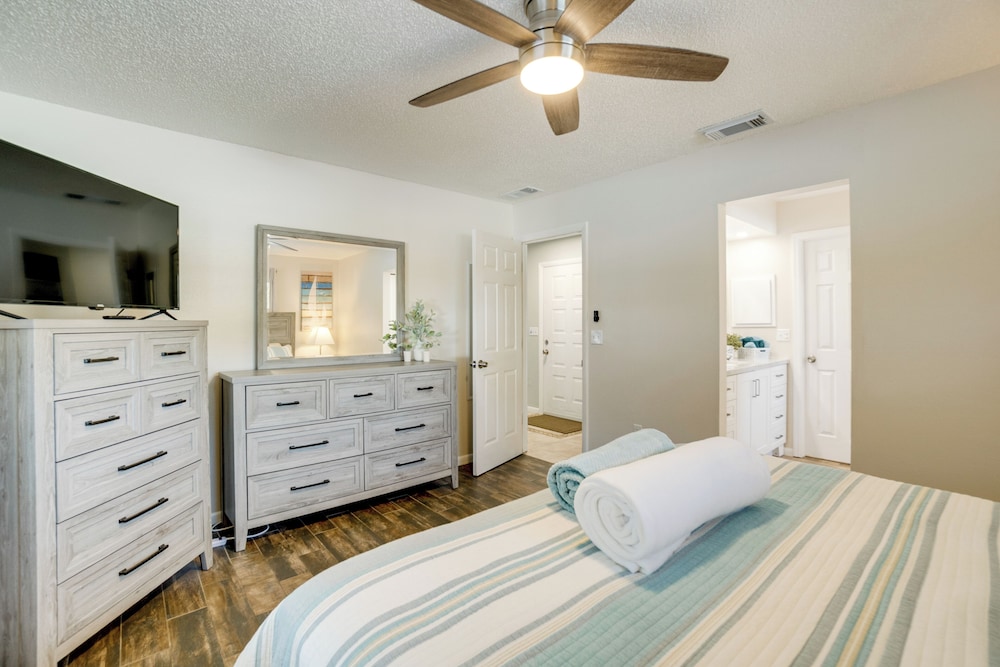 3 Mi to Manasota Key: Stylish Single-story Home!