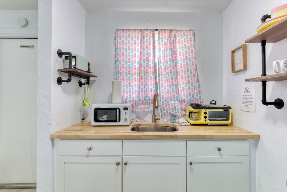 Pineapple Shores Retro Inn