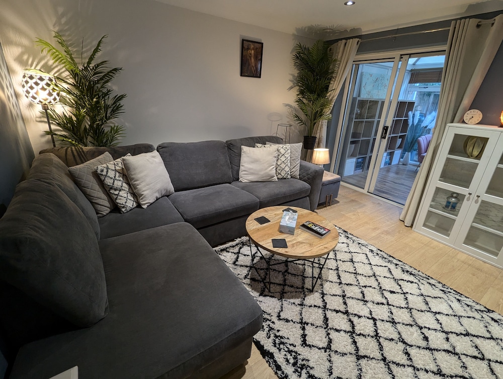 Modern 3B Eastbourne Retreat: Tranquil & Cozy Stay