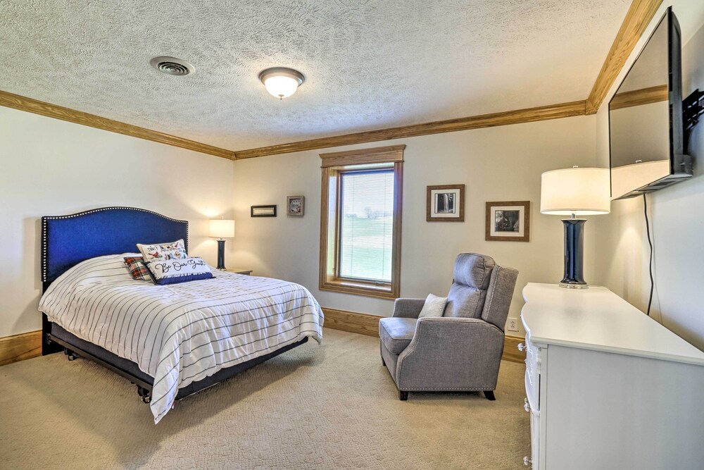 Spacious Mcarthur Home: Private Hot Tub + Pond! view 4