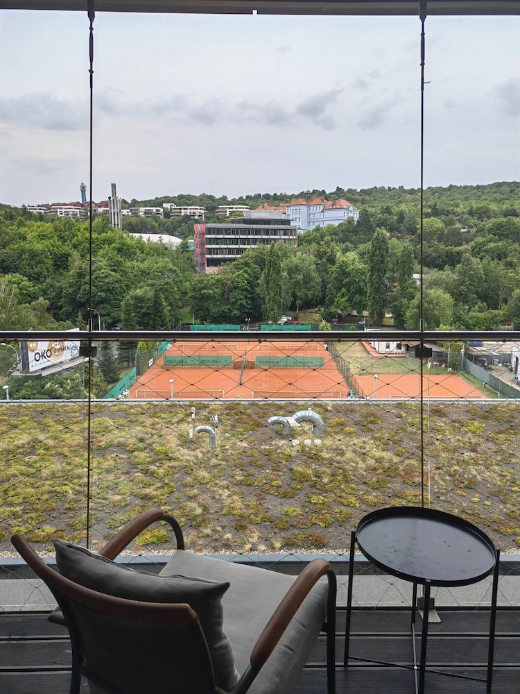 Free Parking Modern Smichov Apt Large Balcony, 10 Minutes Metro to Central