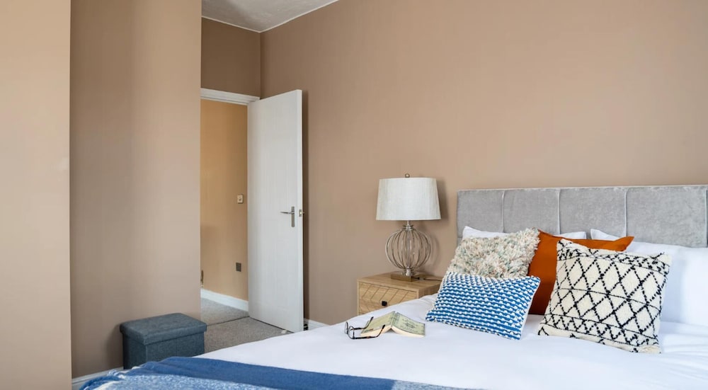 Captivating 2-bed Apartment in Chatham view 5