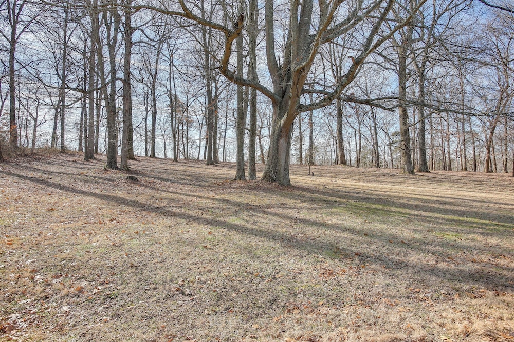 8 Mi to Kentucky Downs: Quiet Getaway w/ Patio