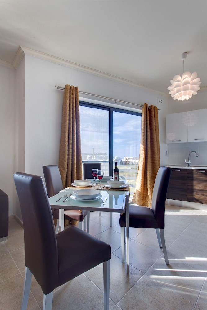Modern Apt Overlooking Green Area photo 5