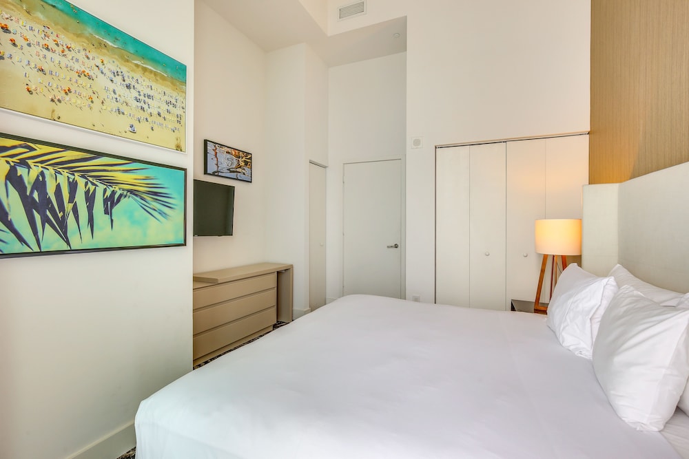 Steps to Sand: Ocean-view Condo in Hollywood