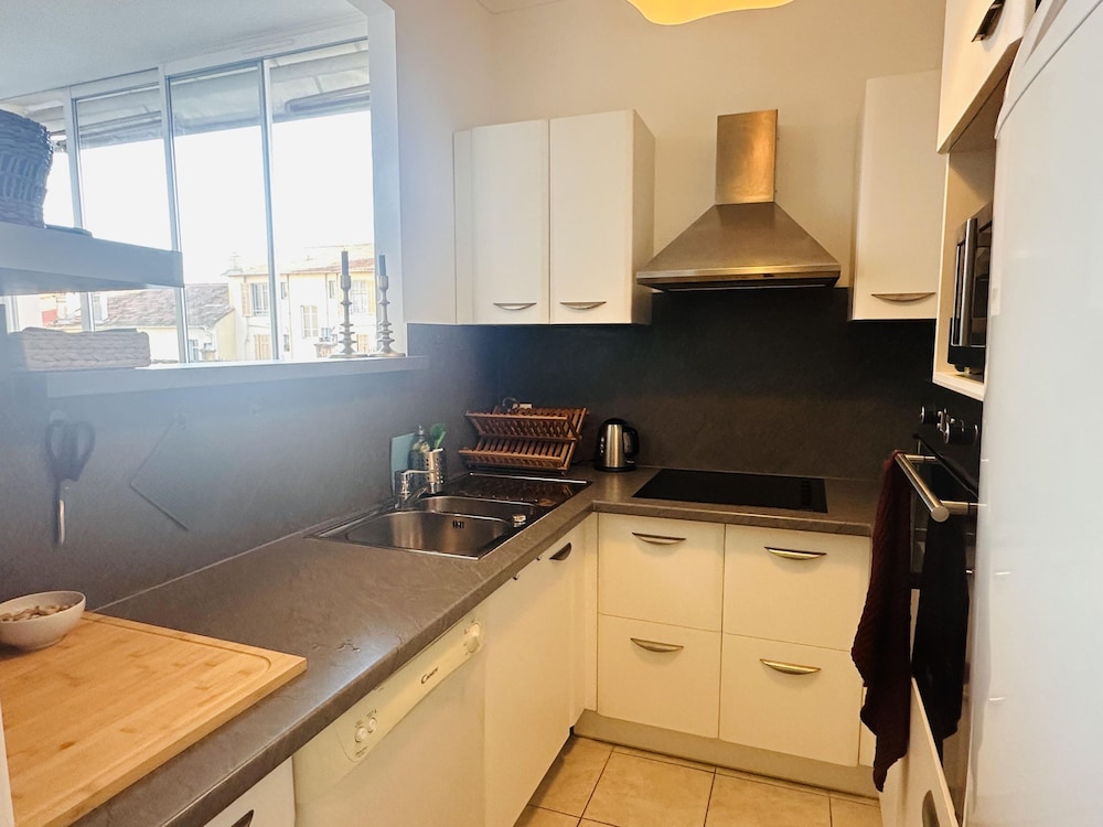 Bright one Bedroom Apartment in the Center of Cannes 13 Minutes Walk to the Palais des Festivals - 2290