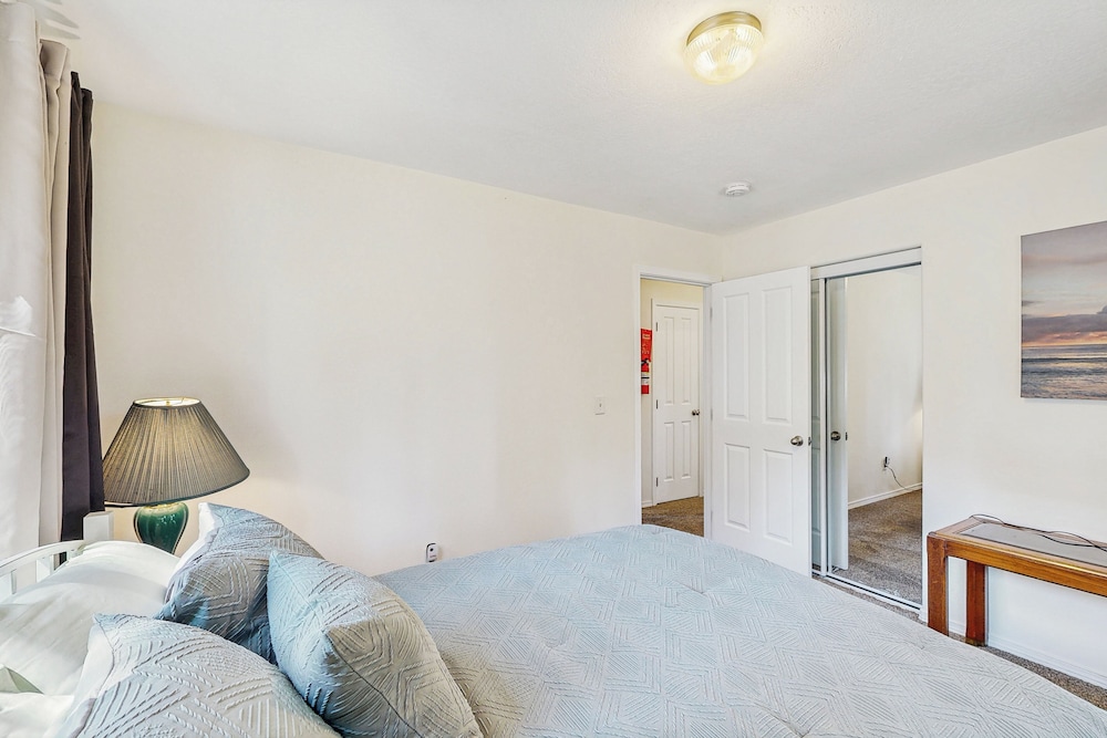 3BR House w/ Lake Views, Full Kitchen, A/C & Wifi