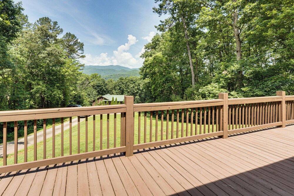 Screened Porch, Deck + Mtn Views: Andrews Retreat!