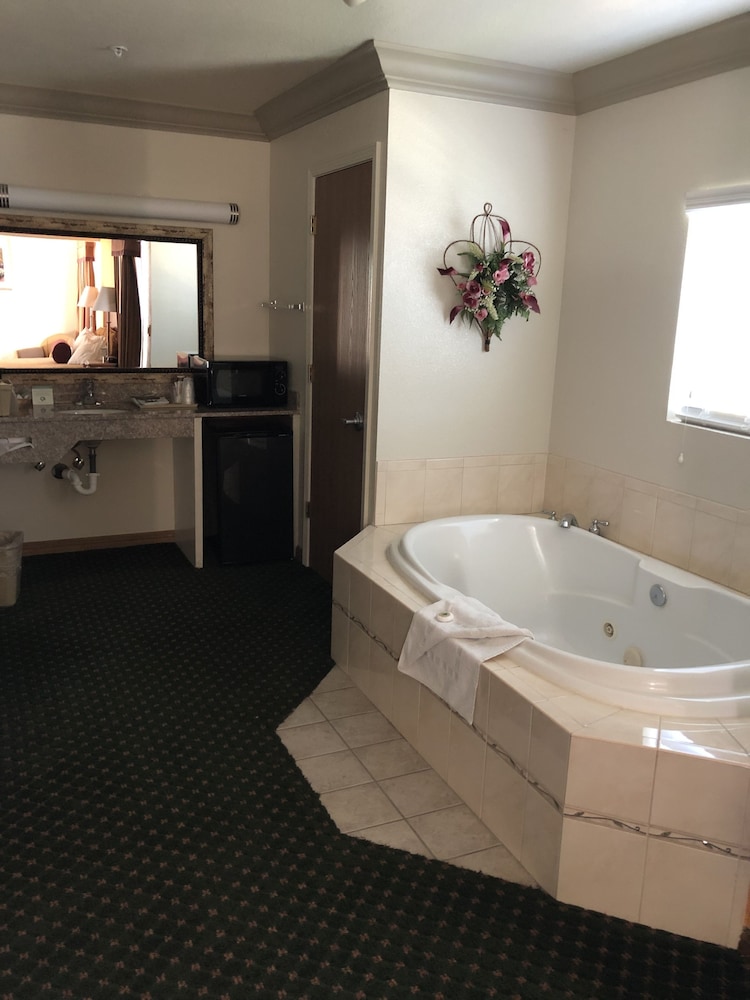 Cloverdale Wine Country Inn  Suites - Property Image 5