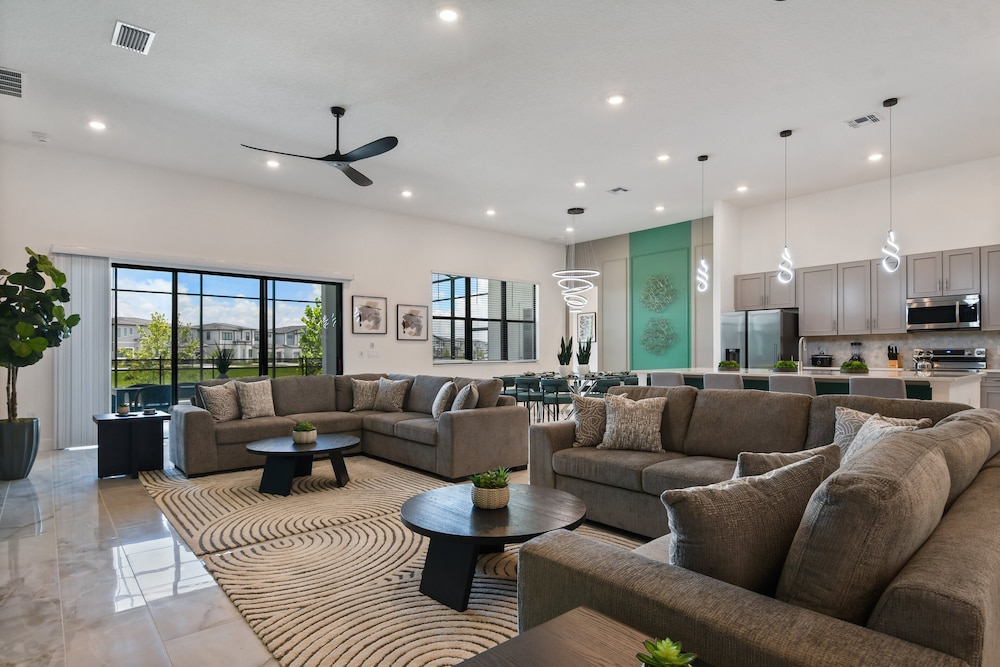 Luxurious 15br Villa With Lake View & Game/theater