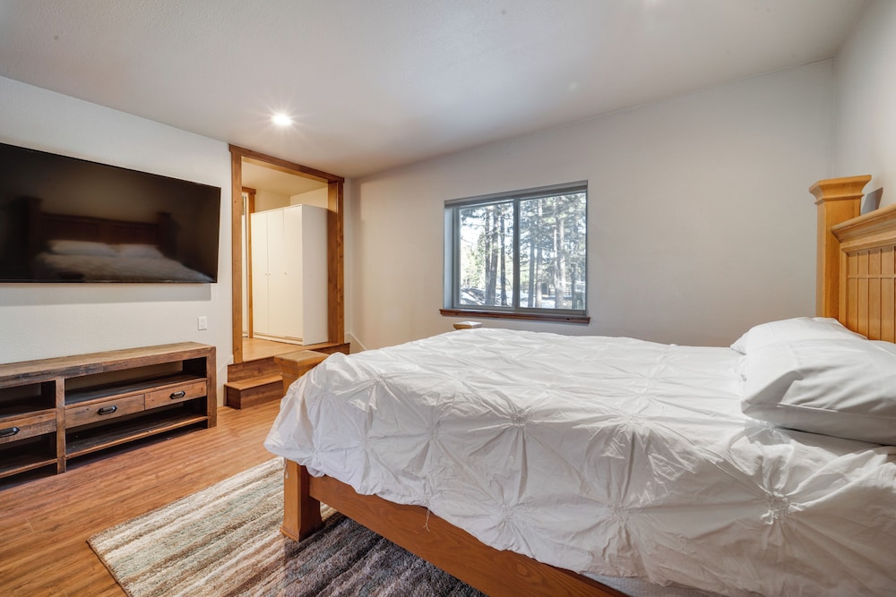 Near Downhill Ski Resort! Hot Tub Haven in Truckee