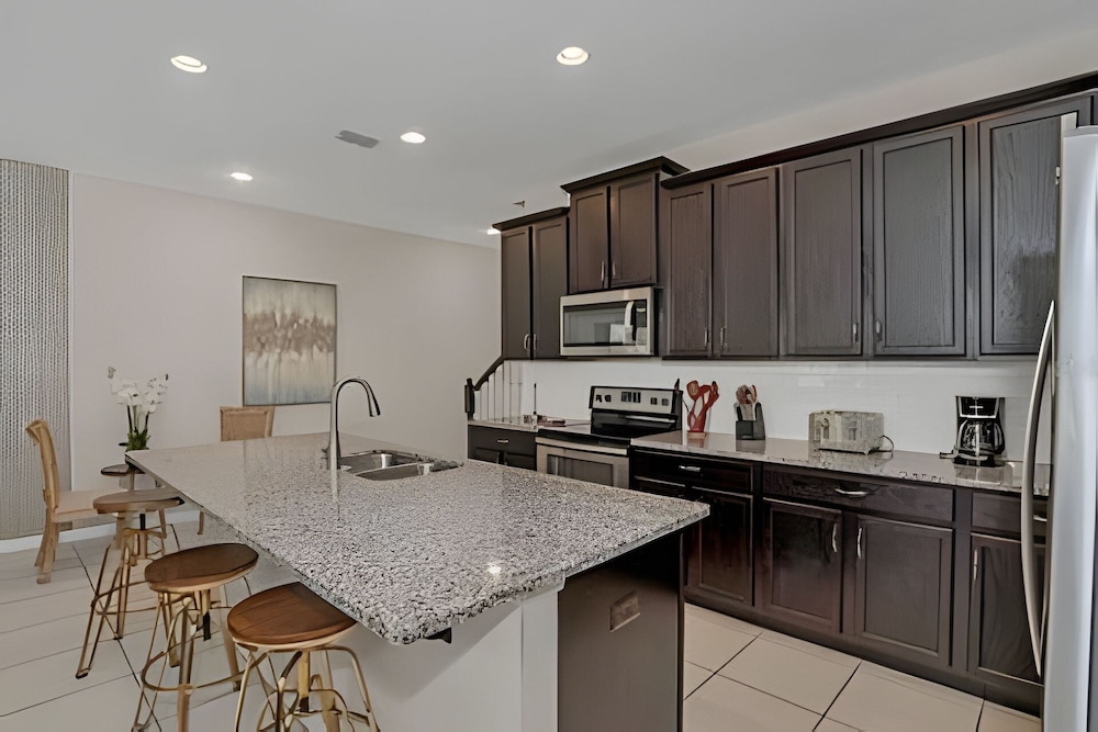 Luxury 5-bed Home With Private Splash Pool