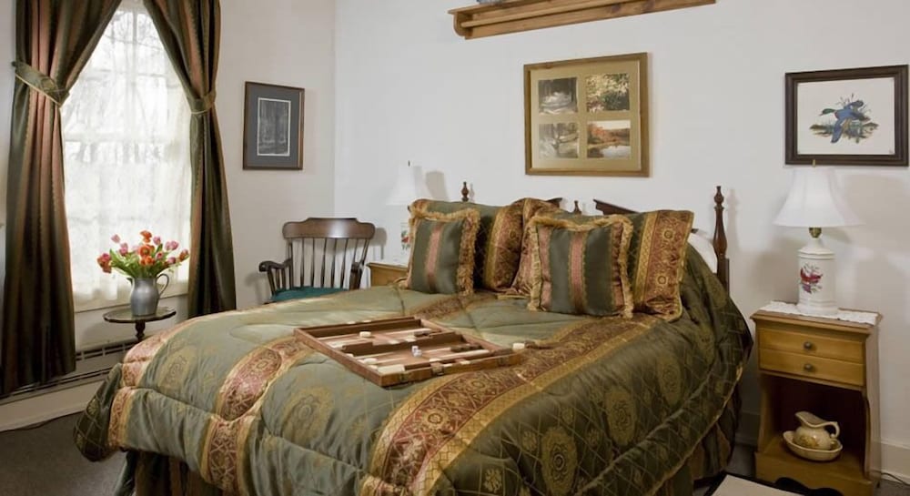 Crestmont Inn