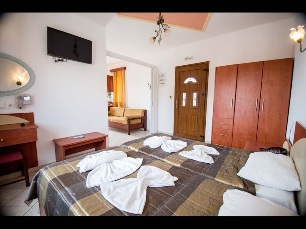 A Spacious and Bright Studio With Balcony photo 3