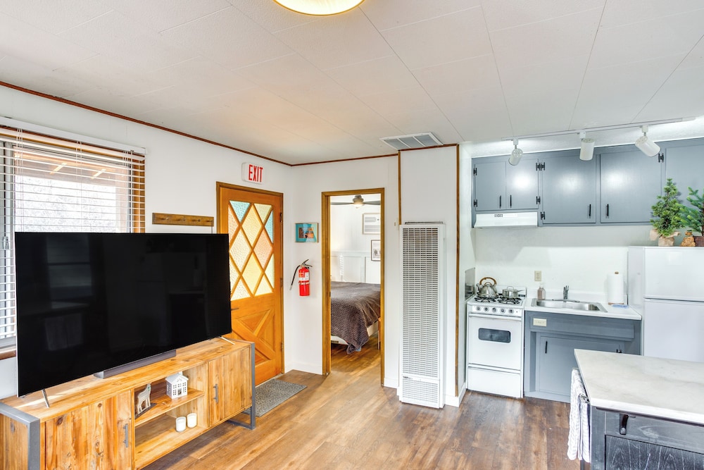 2 Mi to Big Bear Mtn Resort: Cabin w/ Updated Deck