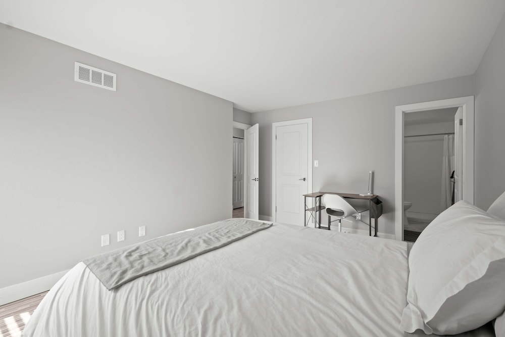Spacious 2BR 2BA Apartment in the City