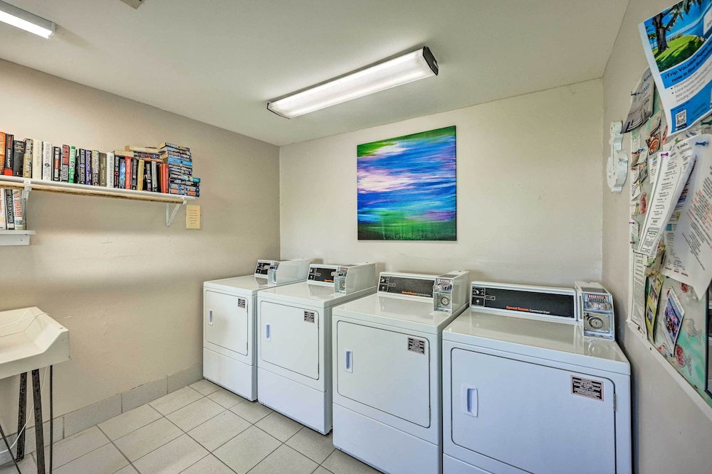Private Balcony w/ Water Views: Welaka Condo!
