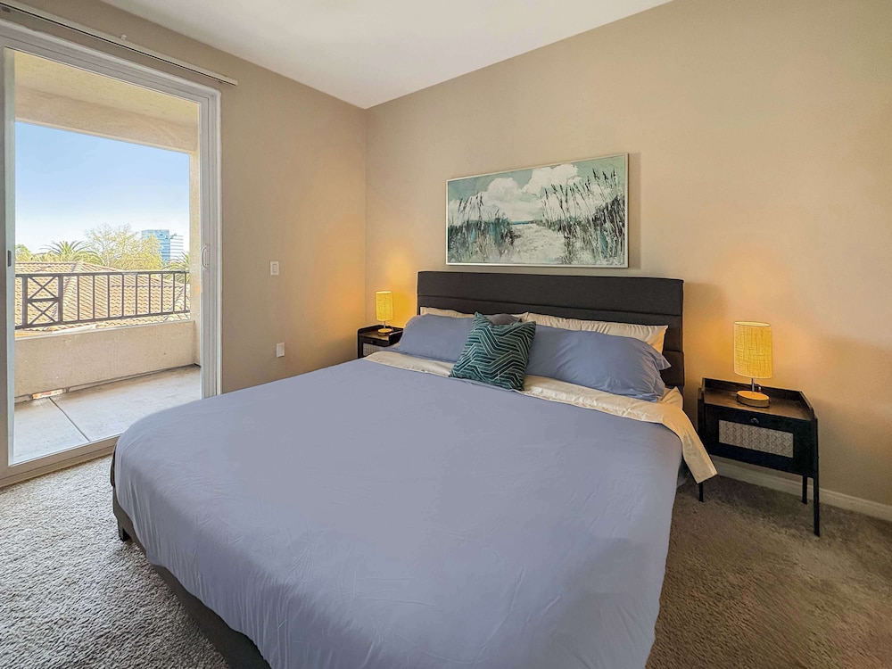Charming 2BR Retreat Pool Gym 10min to Disneyland