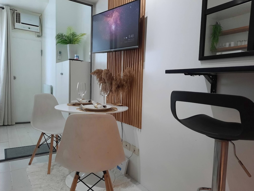 Stylish Condo at Mezza 1 With Fast Wifi & Netflix