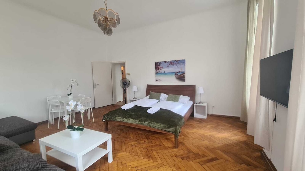 Chic 3BR Belvedere Apartment
