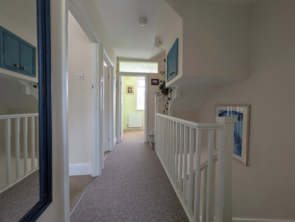 Cherry View House. 3-beds - Sleeps up to 8, Garden & Parking. Short Stays of all Types Welcome