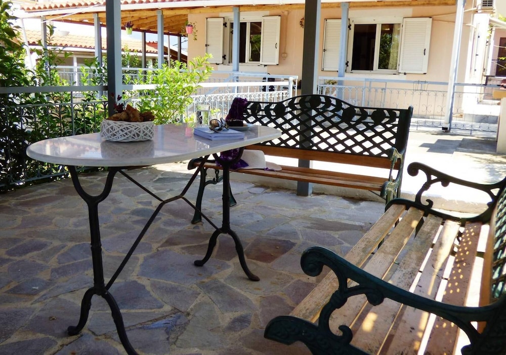 Venetia s Seaside Garden Home photo 4