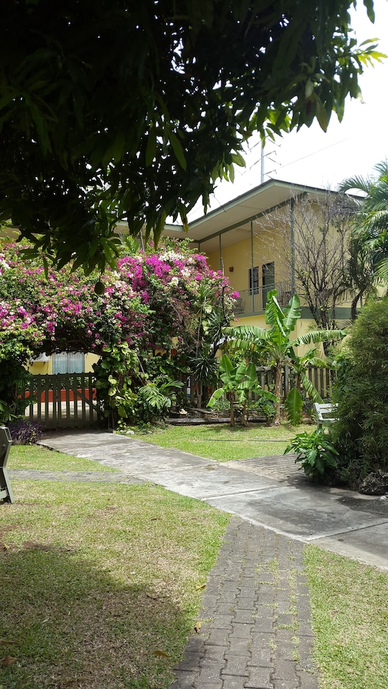 Bananaquit Apartments