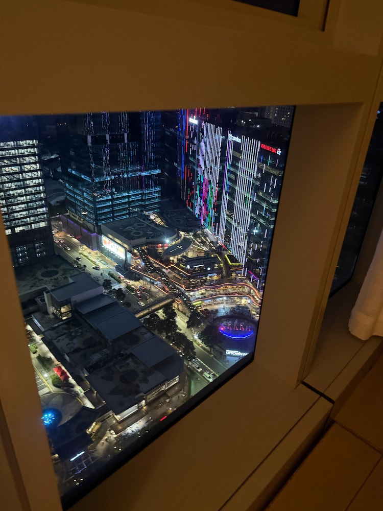 Uptown Parksuites Tower One
