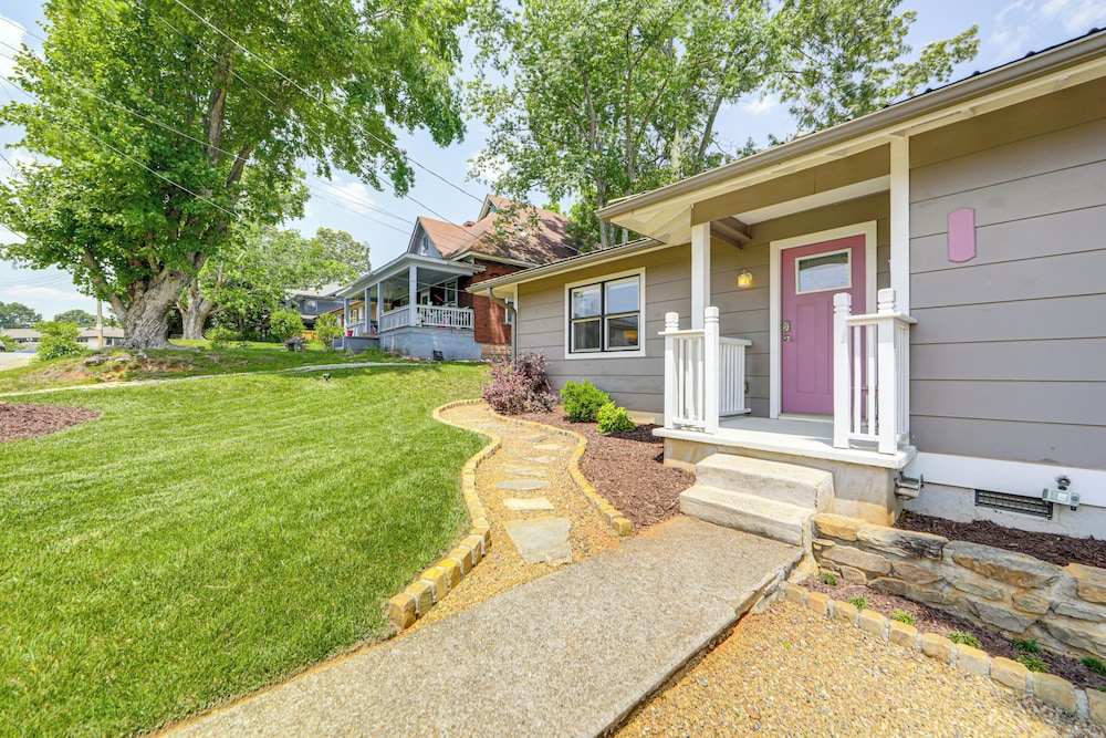 1/2 Mi to River Arts District: Home w/ Deck!