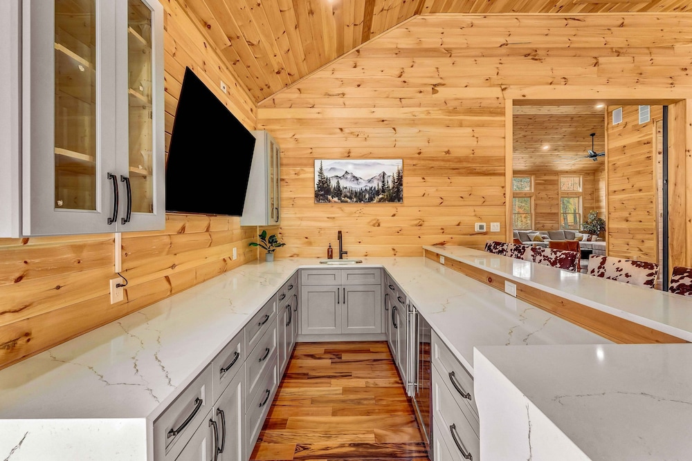Grand Timber by Avantstay Indoor Pool Sauna Sports Court Game Room More