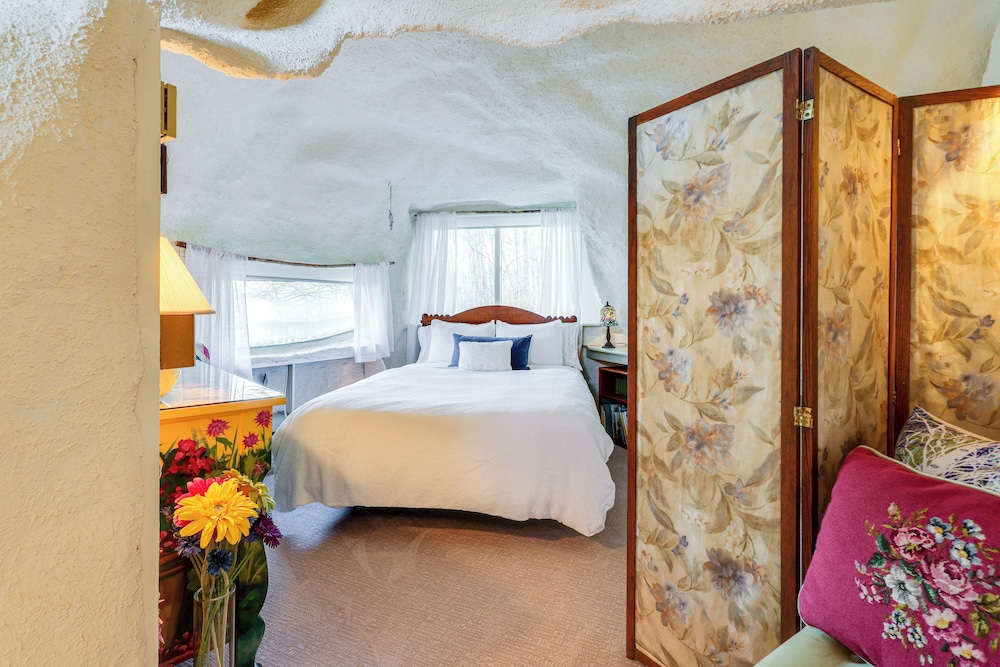 < 6 Mi to Arlington: 'whimsical Stone Abode!'