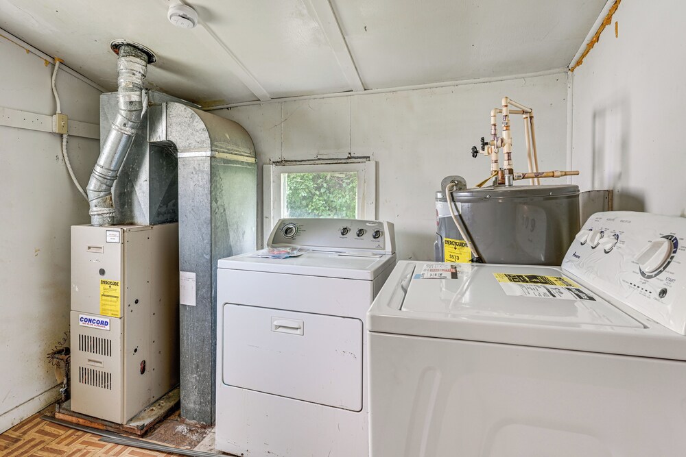 3 Mi to Dtwn Saginaw: Cozy Family Home w/ Yard!
